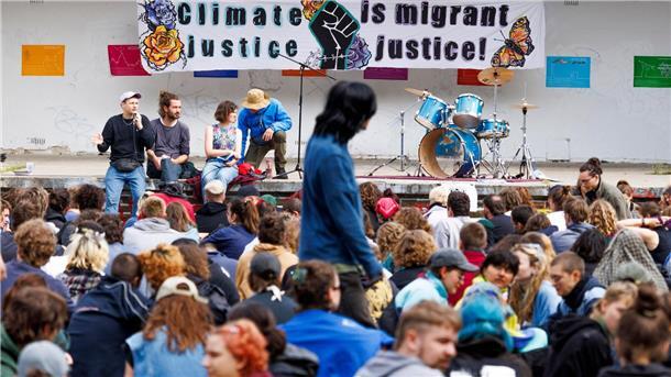 Aktivisten versammeln sich im Protestcamp in Grünheide.