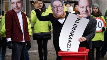 Aktivisten vor dem Oberverwaltungsgericht Berlin. Dort wird über eine Klag der Deutschen Umwelthilfe (DUH) und des Bunds für Umwelt und Naturschutz Deutschland (BUND) gegen die Bundesregierung verhandelt.