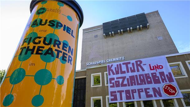 Aktivisten halten Schauspielhaus in Chemnitz besetzt Aktivisten wollen noch das gesamte Wochenende lang das Chemnitzer Schauspielhaus besetzt halten.