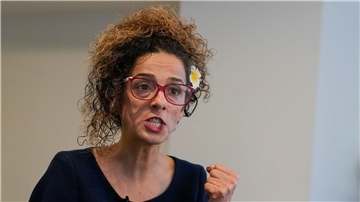 Aktivistin Masih Alinejad wirft dem Auswärtigen Amt Zensur vor.