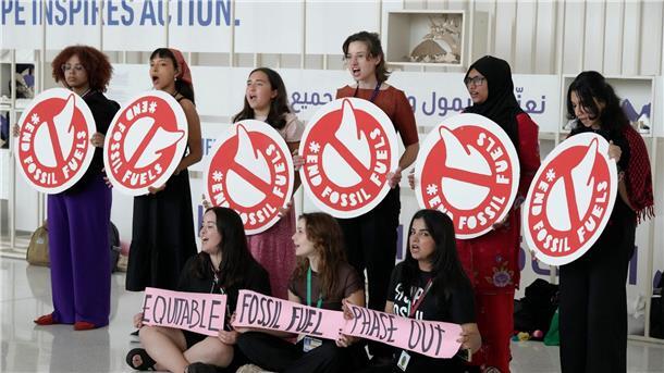 Aktivistinnen fordern in Dubai den Ausstieg aus fossilen Brennstoffen.