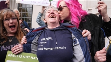 Aktivistinnen von „For Women Scotland“ (FWS) feiern vor dem Obersten Gerichtshof in London, nachdem der Oberste Gerichtshof seine Entscheidung gefällt hat. 