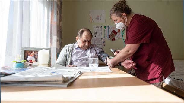 Aktuell besteht vor allem in den Bereichen Gesundheitswesen, Pflege und öffentliche Verwaltung ein hoher Bedarf an Fachkräften.