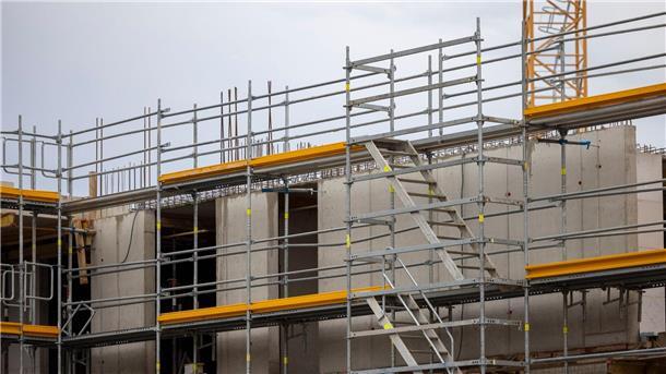 Lage im Wohnungsbau verschärft sich „Aktuell melden 11,9 Prozent der Unternehmen im Wohnungsbau Finanzierungsschwierigkeiten. Das ist der höchste Wert seit über 30 Jahren“, teilt das Ifo-Institut mit.