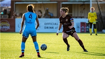 Aktuell spielt Elisa (am Ball) für Detroit City FC im Staat Michigan im Mittleren Westen.