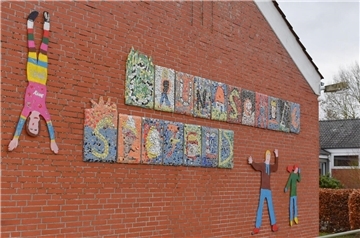 Außenmauer einer Grundschule