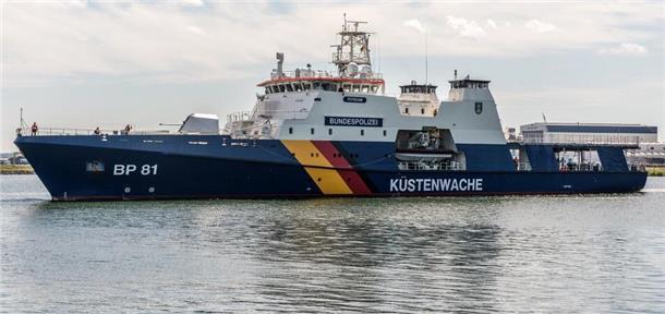 Ölverschmutzung in Nordsee: Bundespolizeischiff nimmt Proben nach Satellitenalarm Das Foto zeigt das Einsatzschiff der Bundespolizei, BP 81 „Potsdam“, schwimmend im Wasser. Alarm in der Deutschen Bucht: Ein Satellitenbild löste den Einsatz der BP 81 „Potsdam“ aus: Das Bundespolizeischiff entdeckte einen Ölfilm auf der Nordsee.