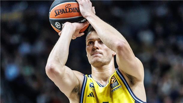 Alba Berlin verliert klar bei Anadolu Efes Istanbul Alba-Center Yanni Wetzell war bester Berliner Werfer gegen Anadolu Efes.