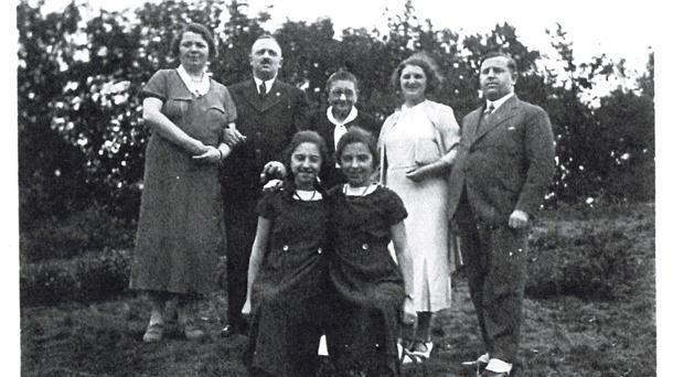Albert Moses mit seiner Frau Ida Moses (links) und den Zwillingen Ilse und Inge, Mutter Lilli Moses (Mitte) und Alberts Schwester Else mit dem Schwager Hans Buchholz (rechts) im Jahr 1934.