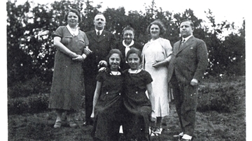 Albert Moses mit seiner Frau Ida Moses (links) und den Zwillingen Ilse und Inge, Mutter Lilli Moses (Mitte) und Alberts Schwester Else mit dem Schwager Hans Buchholz (rechts) im Jahr 1934.