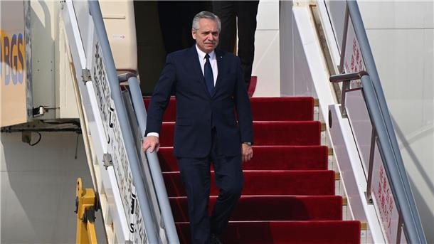 Alberto Fernandez, Präsident von Argentinien, trifft vor dem Belt and Road Forum  (BRF) auf dem Flughafen von Peking ein. In Peking beginnt das dritte große Treffen zur chinesischen Infrastruktur-Initiative der „Neuen Seidenstraße“.