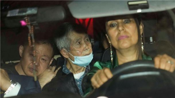 Alberto Fujimori (M) wird von seinen Kindern Kenji (l), und Keiko (nicht zu sehen) aus dem Gefängnis gefahren.