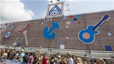 Aldi Nord verkauft auch in diesem Jahr auf über 2000 Quadratmetern ausgewählte Produkte an die Besucher des Deichbrand-Festivals. Vor Ort können diese aber nicht nur einkaufen, sondern auch feiern.