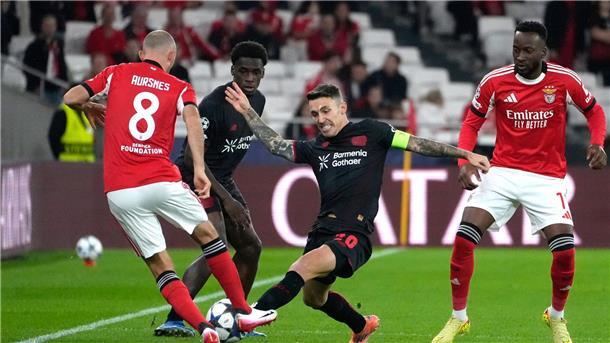 Dank Schick: Bayer holt ersten Champions-League-Sieg Alejandro Grimaldo (Mitte) lieferte sich ein umkämpftes Duell mit seinem Ex-Club Benfica.