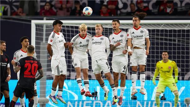 „Sehr froh“: Bayer schlägt Frankfurt bei Hjulmand-Debüt Alejandro Grimaldo sorgte mit seinem Freistoß für die frühe Bayer-Führung.