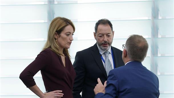 Alessandro Chiocchetti (M.), Generalsekretär des Europäischen Parlaments, im Gespräch mit EU-Parlamentspräsidentin Roberta Metsola (l.) und einer weiteren Person.
