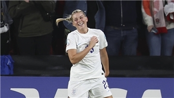 Nationalspielerin Alessia Russo freut sich über ein Tor.