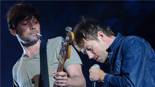 Alex James (l) und Damon Albarn 2013  beim Berlin Festival.