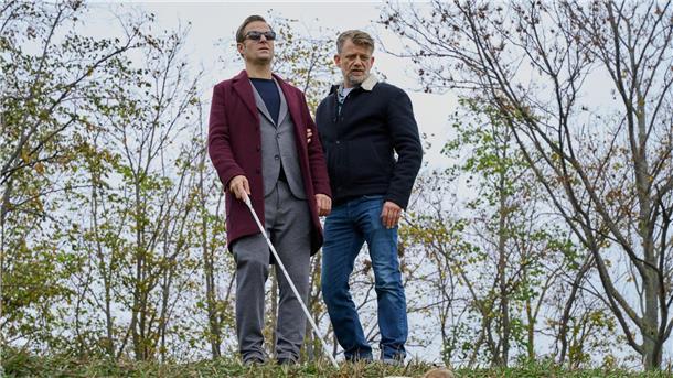 Der „Wien-Krimi“ in der ARD Alex (Philipp Hochmair, l) und Niko (Andreas Guenther, r) untersuchen die Leiche.