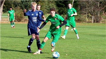 Alexander Böhme (rechts) versucht, das Aufbauspiel des Bremervörder SC II anzutreiben. Das half am Ende nichts. Die Kreisliga-Reserve unterlag beim FC Wörpetal II mit 2:5.