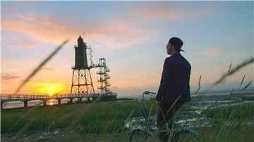 Alexander Diosegi im Anzug auf dem Fahrrad: „Wir lieben die Nordseeküste rund um Cuxhaven.“ Das Video zum Rap „Watt’n Meer“ ist unter anderem in Dorum-Neufeld (Foto) an der Wurster Nordseeküste entstanden. Am 30. August wird es veröffentlicht.