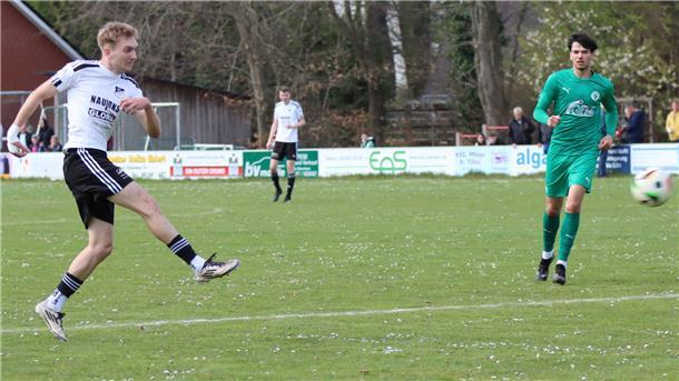 Nach intensiver Gegenwehr verliert Ippensen gegen Osterholz-Scharmbeck mit 1:3 Alexander Kaiser kommt zum Schuss, aber sein Abschluss wird von einem Abwehrspieler des VSK geblockt.