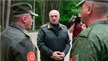 Alexander Lukaschenko (M) im Gespräch mit Offizieren.