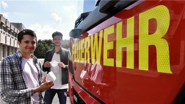 Alexander Mayle (links) und Tim David Müller-Zitzke haben eine große Lieferung Schutzausrüstung für das Land Bremen besorgt. Davon profitieren unter anderem die Feuerwehren.