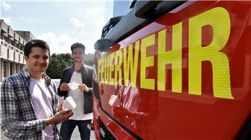 Alexander Mayle (links) und Tim David Müller-Zitzke haben eine große Lieferung Schutzausrüstung für das Land Bremen besorgt. Davon profitieren unter anderem die Feuerwehren.