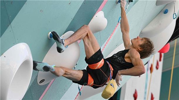 Alexander Megos in der Lead-Route, bevor er wegrutschte.
