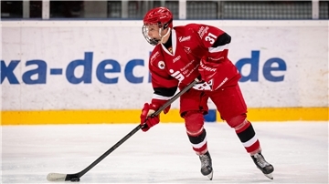 Alexander Vladelchtchikov von den Kölner Junghaien U20 während des Spiels zwischen den Kölner Junghaien und den Eisbären Juniors Berlin am 26.03.2022 in Köln.