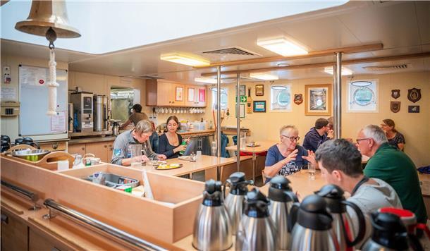 Maritime Tage Bremerhaven: So wohnt man unter Deck der schönsten Schiffe (Fotos) „Alexander von Humboldt II“: In der Messe, also dem Speiseraum, ist viel Platz für Crew und Besucher.