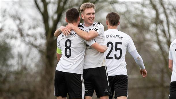 Ippensen entscheidet Derby gegen Heeslinger SC II mit 2:1 für sich Alexander Wagner (Mitte) jubelt nach seinem Schlenzer zum 2:1 mit Torge Wichern (links) und Niclas Wolff.
