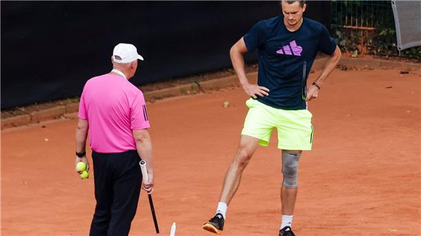 Alexander Zverev (l) bereitet sich auf das Viertelfinal-Match vor.