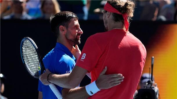 Alexander Zverev (rechts) steht nach der Aufgabe von Novak Djokovic im Finale