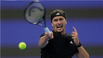 Alexander Zverev schafft es mit einiger Mühe in die nächste Runde von Shanghai.