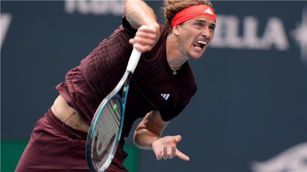 Alexander Zverev schlägt auf.