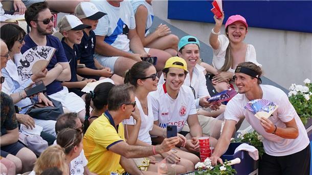 Alexander Zverev spielte sein Viertelfinale bei erneut schwülen Temperaturen in Paris.
