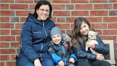Alexandra Dreyer aus Stemmen arbeitet im Homeoffice, um ihre Kinder Hendrik (5, Mitte) und Jasmin (9) zu betreuen.