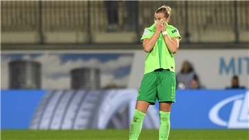 Alexandra Popp gibt nach einer Knöchelblessur Entwarnung.