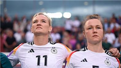 Alexandra Popp (l.) könnte bei der Eröffnungsfeier die deutsche Fahne tragen.