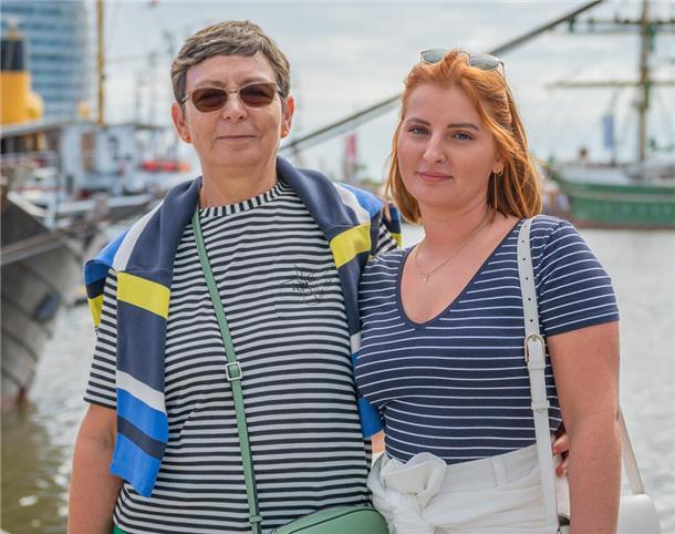 Ein Hoch auf euch! Das sind die Besucher der Maritimen Tage in Bremerhaven (Fotos) Alexandra und Nadja (links) aus Würzburg haben sich für die Maritimen Tage auch maritim in Schale geworfen.