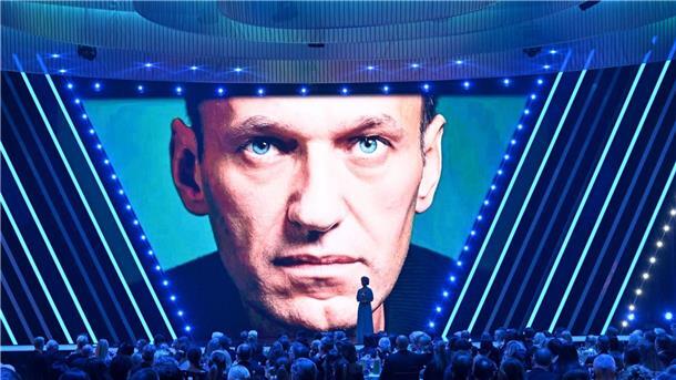 Alexej Nawalny hat im letzten Jahr einen Bambi in der Kategorie „Mut“ bekommen. EU-Kommissionspräsidentin Ursula von der Leyen würdigte ihn dabei für „seine Hingabe für Freihheit, für Demokratie, für Menschenrechte“.