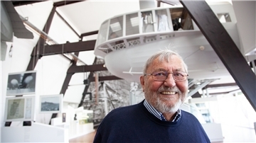 Alf-Rico Denck vor dem Nachbau der Führungsgondel des Luftschiffes L61. Die Mittel dafür hatte er in seiner Zeit als Vorsitzender des Fördervereins (1997 bis 2003) eingeworben.