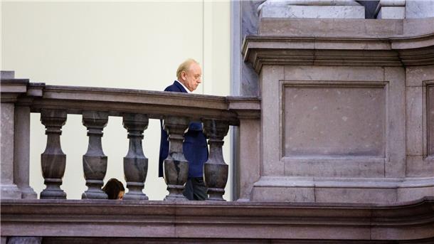 Alfons Schuhbeck verlässt in einer Prozesspause den Gerichtssaal im Landgericht München I.