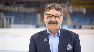 Alfred Prey bei einem Mediaday in der Eisarena.
