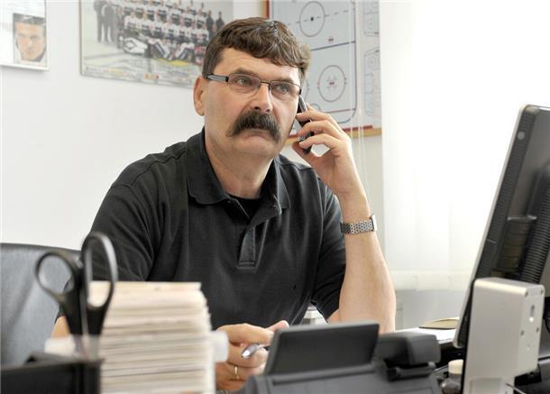 Zum 70. Geburtstag: Die Karriere von Alfred Prey in Bildern Alfred Prey in der Geschäftsstelle mit Telefon am Ohr - eine typische Haltung.