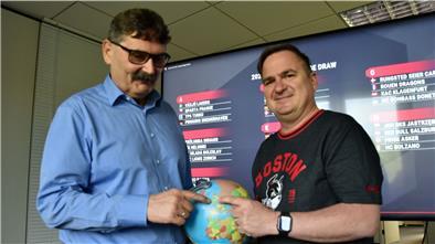 Alfred Prey (links) und Hauke Hasselbring freuen sich auf die Reisen durch Europa mit den Fischtown Pinguins.
