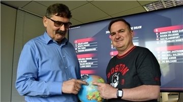 Alfred Prey (links) und Hauke Hasselbring freuen sich auf die Reisen durch Europa mit den Fischtown Pinguins.