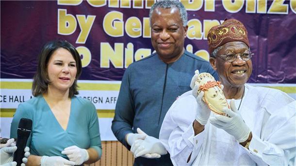 Baerbock und Roth übergeben Benin-Bronzen an Nigeria Alhaji Lai Mohammed (r), Minister für Information und Kultur in Nigeria, mit Außenministerin Annalena Baerbock (l.) und Nigerias Außenminister Geoffrey Onyeama in Abuja.